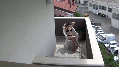 Að njósna um unga herbergisfélaga minn sem fróar mér á svölunum