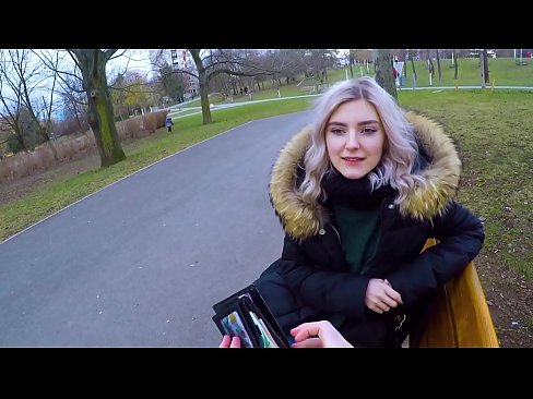 ❤️ Gleypir heitt ásamt ókunnugra fyrir peninga - blástur í garðinum eftir Evu Elfie ❤ Klám hjá okkur ☑